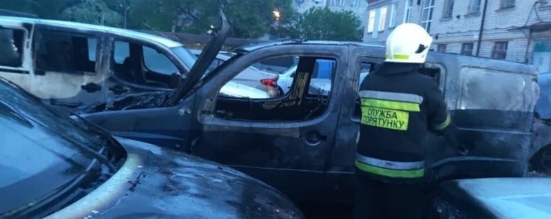 Поліція встановлює обставини підпалу автомобіля в Херсоні