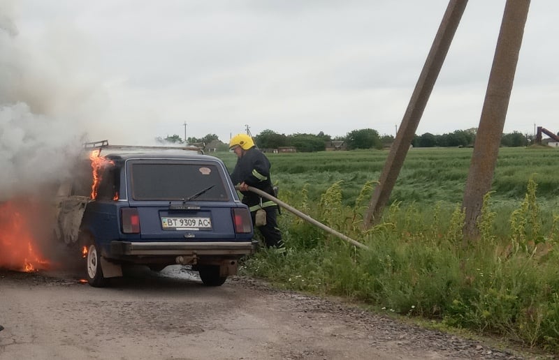 Рятувальники Херсонщини закликають водіїв завчасно дбати про пожежну безпеку в автомобілях