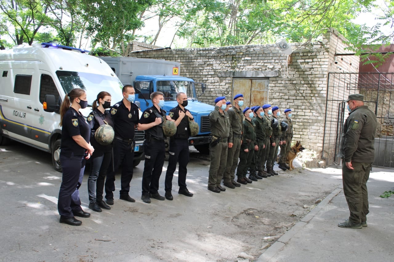 Конвойна служба поліції Херсонщини провела тактико-спеціальні навчання в міському суді