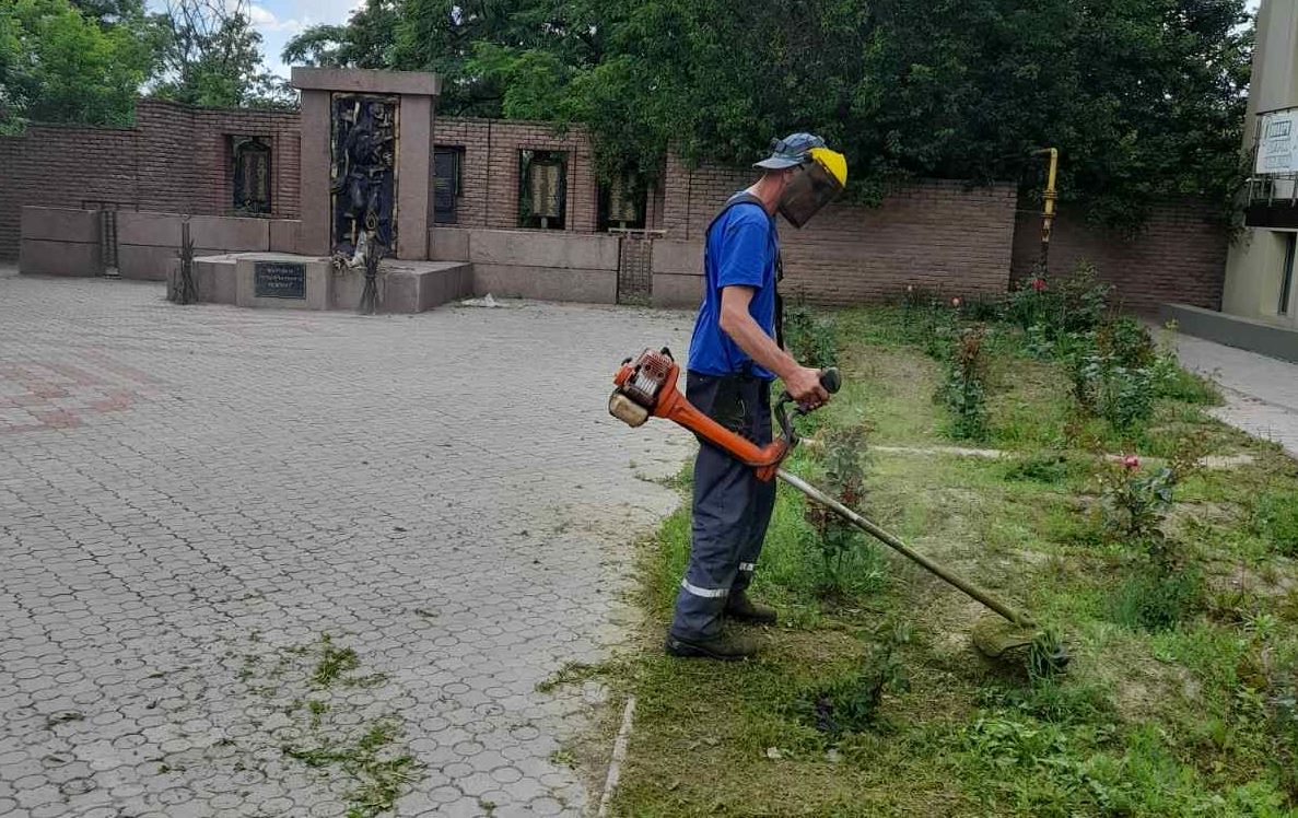 Комунальники МКП «Гарантія» працюють над благоустроєм Херсона