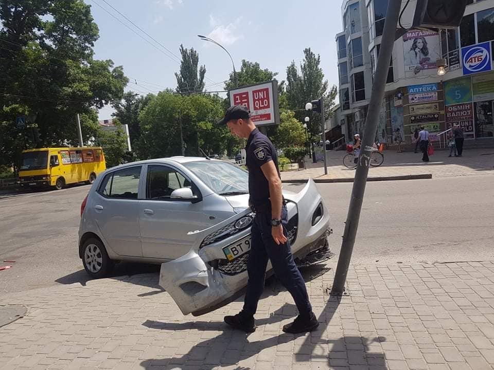 В центре Херсона женщина-водитель на иномарке врезалась в светофор