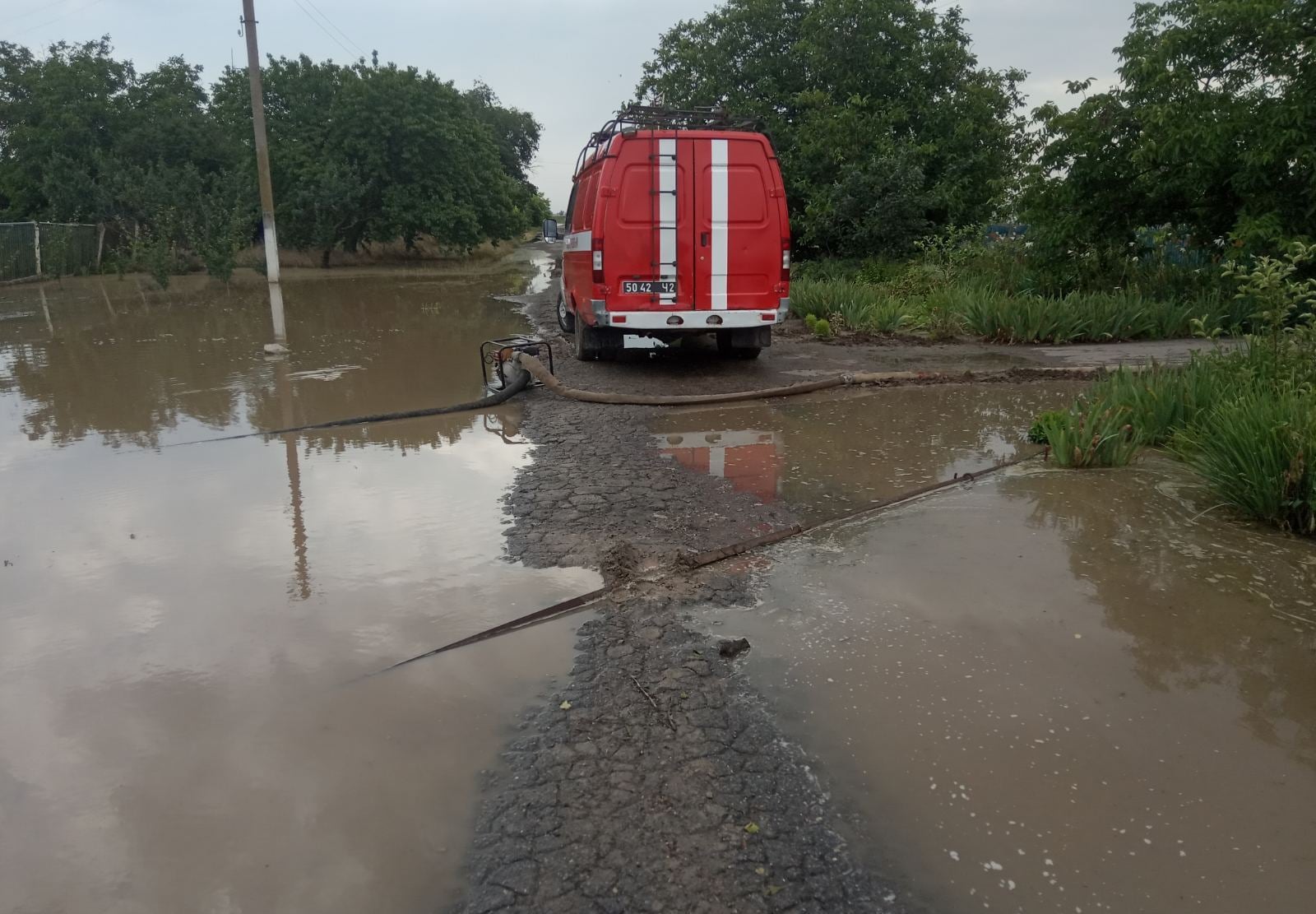 На Херсонщині внаслідок сильної зливи підтопило село