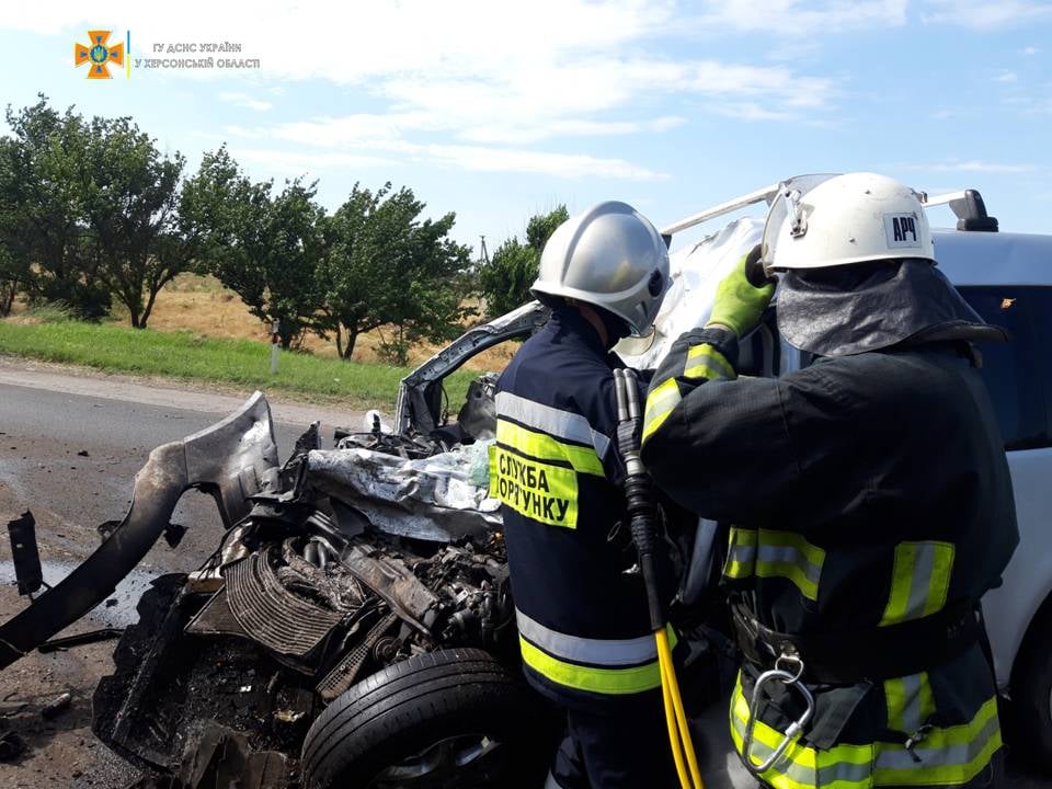 На Херсонщині рятувальники дістали з пошкодженої через ДТП автівки загиблого водія