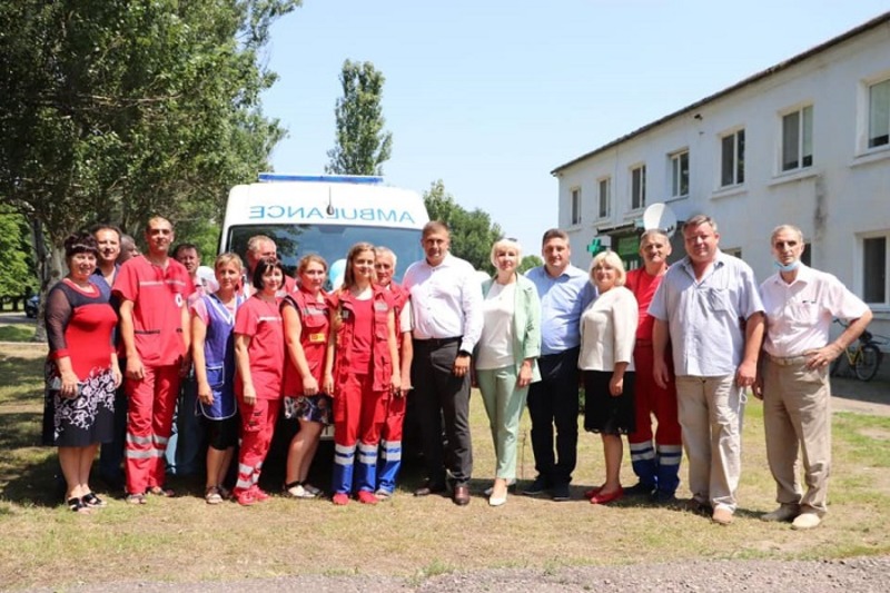 Медичні заклади трьох тергромад Херсонщини отримали автомобілі швидкої допомоги та апарати ШВЛ