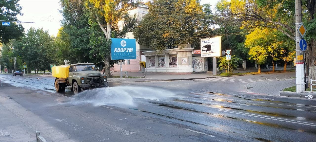 На центральному проспекті Херсона через спеку поливали дорожнє покриття водою