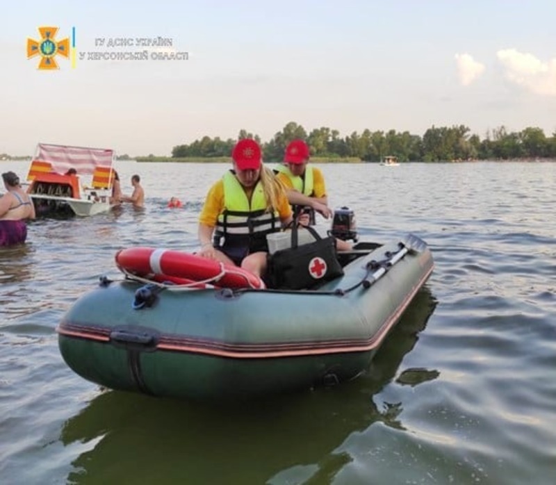 На херсонському пляжі у гідропарку врятували жінку, яка тонула