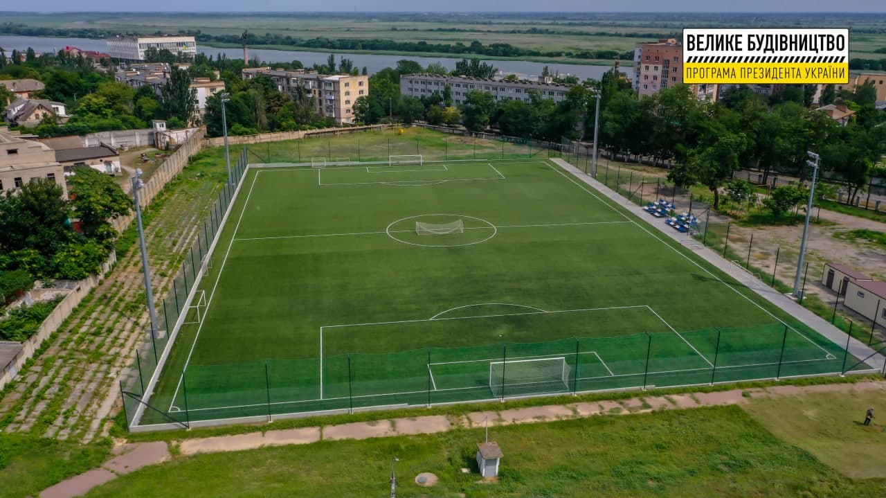 Завдяки “Великому будівництву” у Херсоні реконструйовано тренувальне поле стадіону “Кристал”