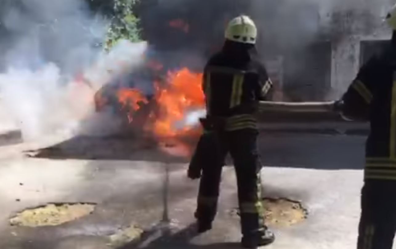 У спальному мікрорайоні Херсона палала автівка, - ВІДЕО