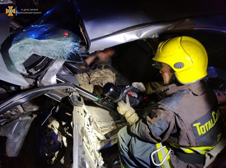 Олешківські рятувальники деблокували чоловіка з понівеченої в ДТП автівки