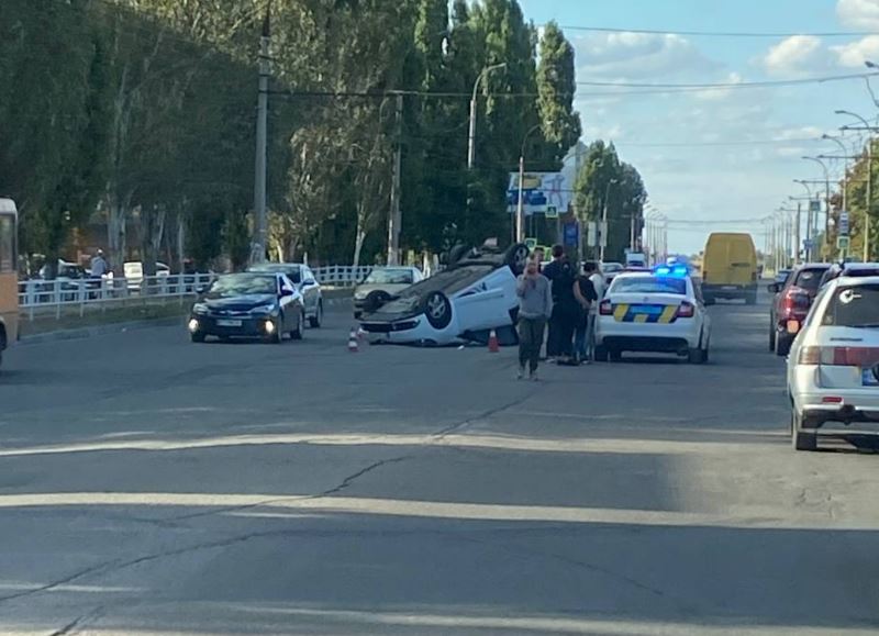 Припарковал авто на крышу: в Херсоне произошло ДТП с переворотом, - ФОТО