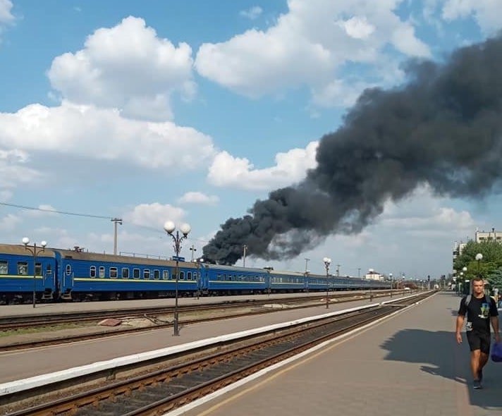 Возле железнодорожного вокзала Херсона горел склад со стекловатой