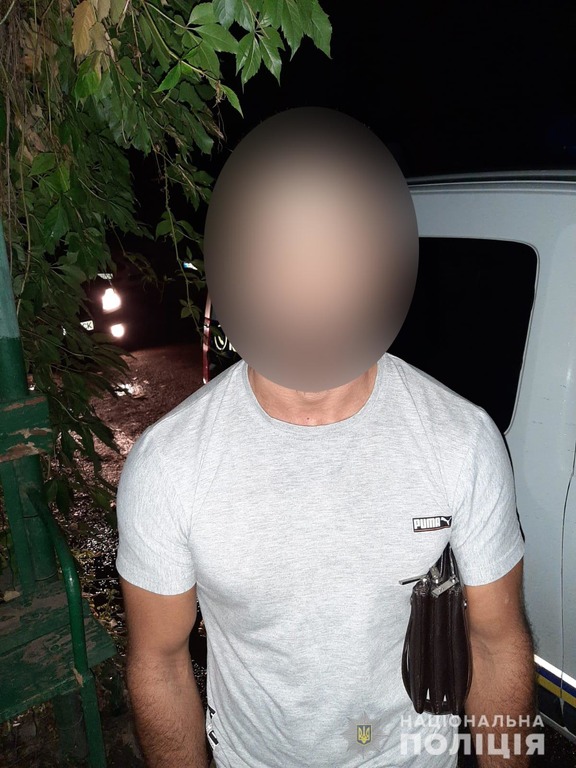 В Херсоні поліцейські склали протокол на чоловіка, який кривдив дружину у присутності 4-х дітей