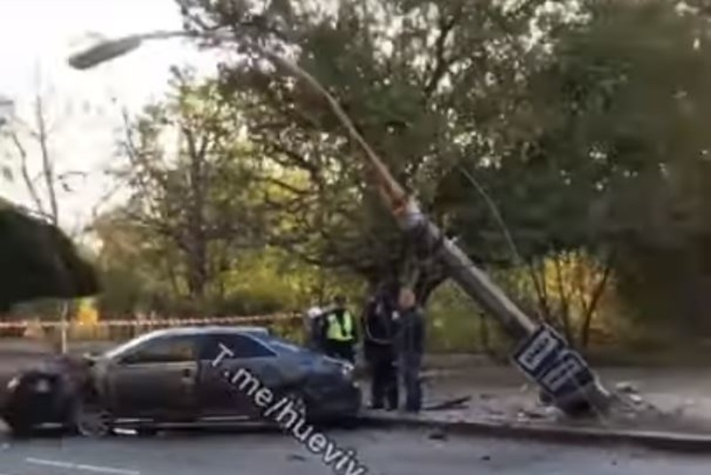 В Херсоне водитель снёс столб освещения, - ВИДЕО