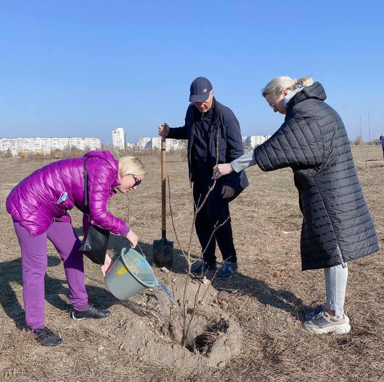 В херсонском парке «Таврический» горожане высадили молодые деревья