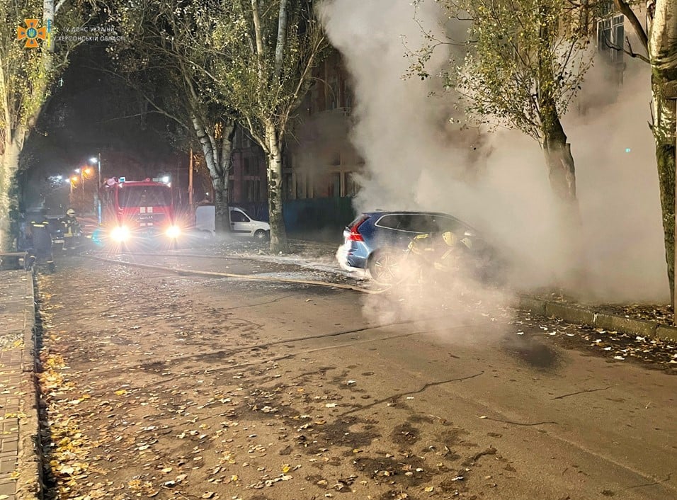 В Херсоні поліція встановлює зловмисника, причетного до підпалу автомобіля адвоката