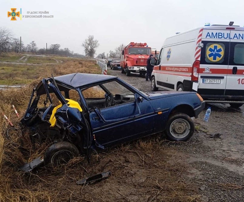 На Херсонщині рятувальники дістали 13-річну дівчинку із понівеченої внаслідок ДТП автівки