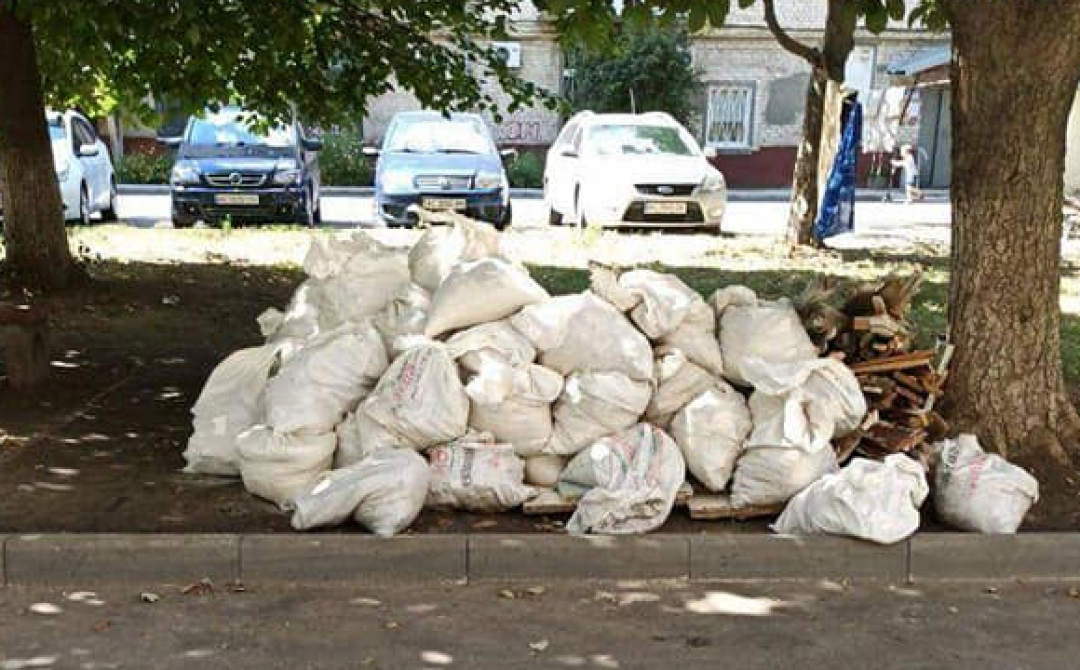 У Херсоні чоловік, який викинув будівельне сміття, «влетів» на штраф