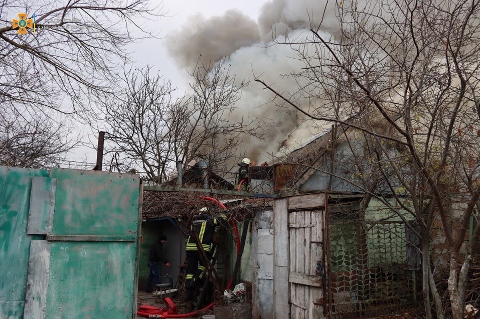 У Херсоні вогнеборці під час гасіння пожежі врятували 81-річного чоловіка