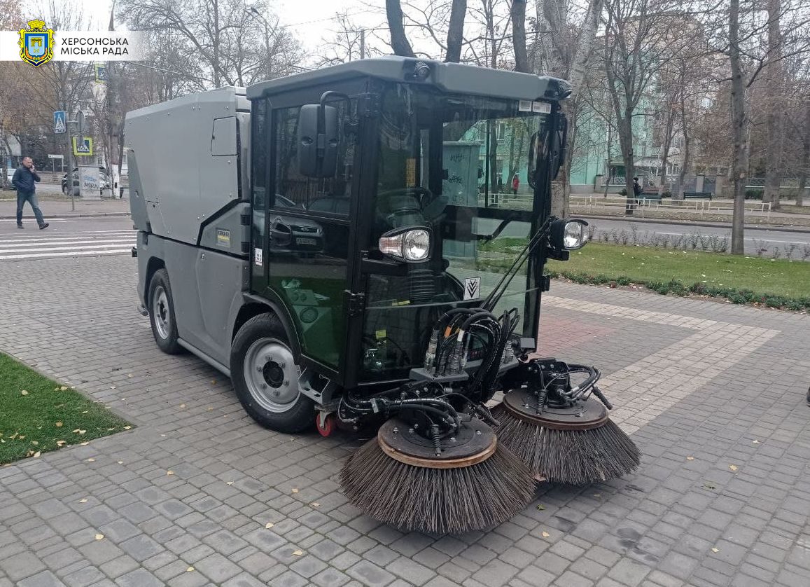 У Херсоні презентували підмітально-прибиральну техніку