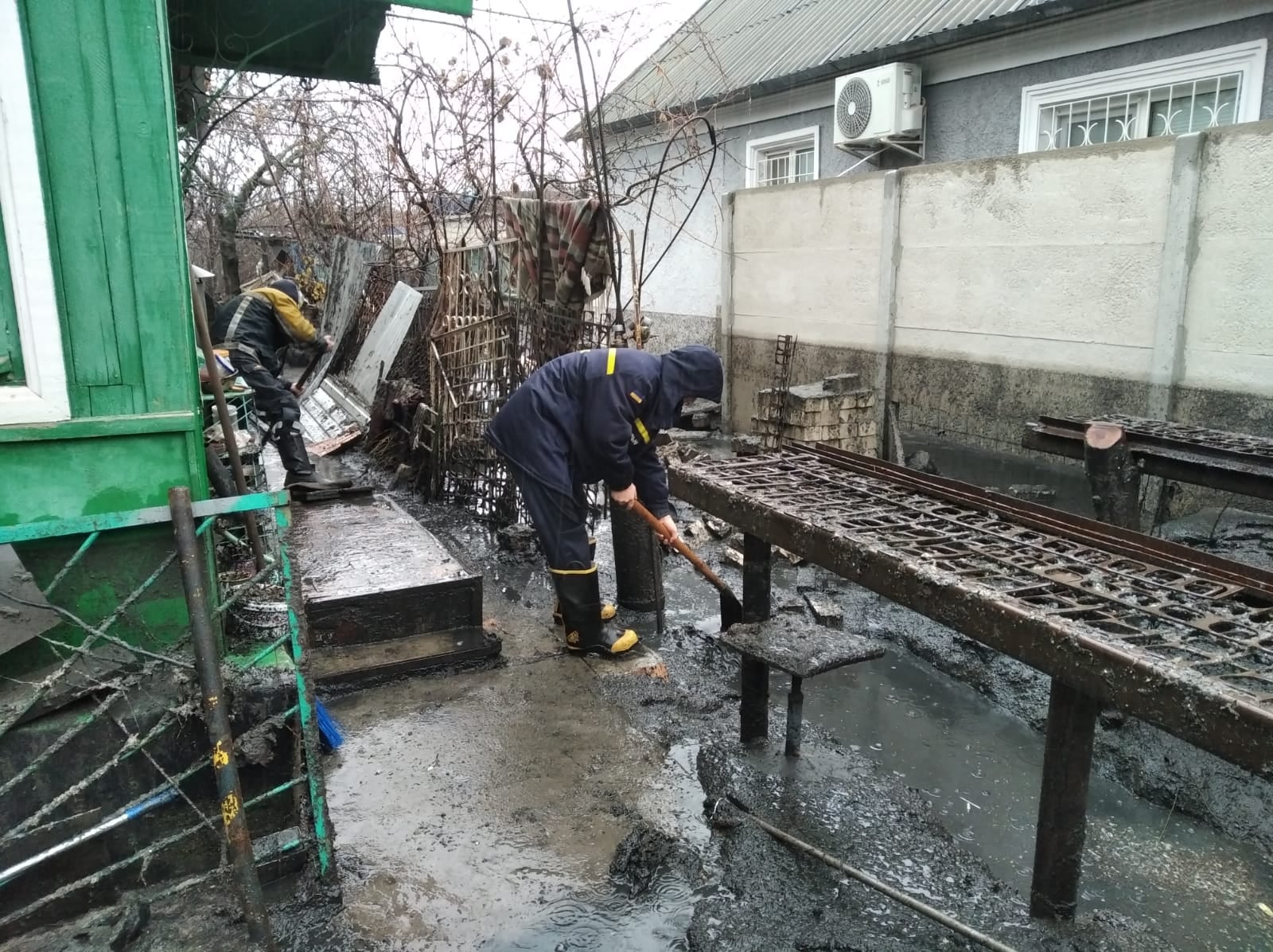 У Херсоні 20-метровий фонтан із нечистот залив подвір’я і помешкання п’ятьох приватних будинків