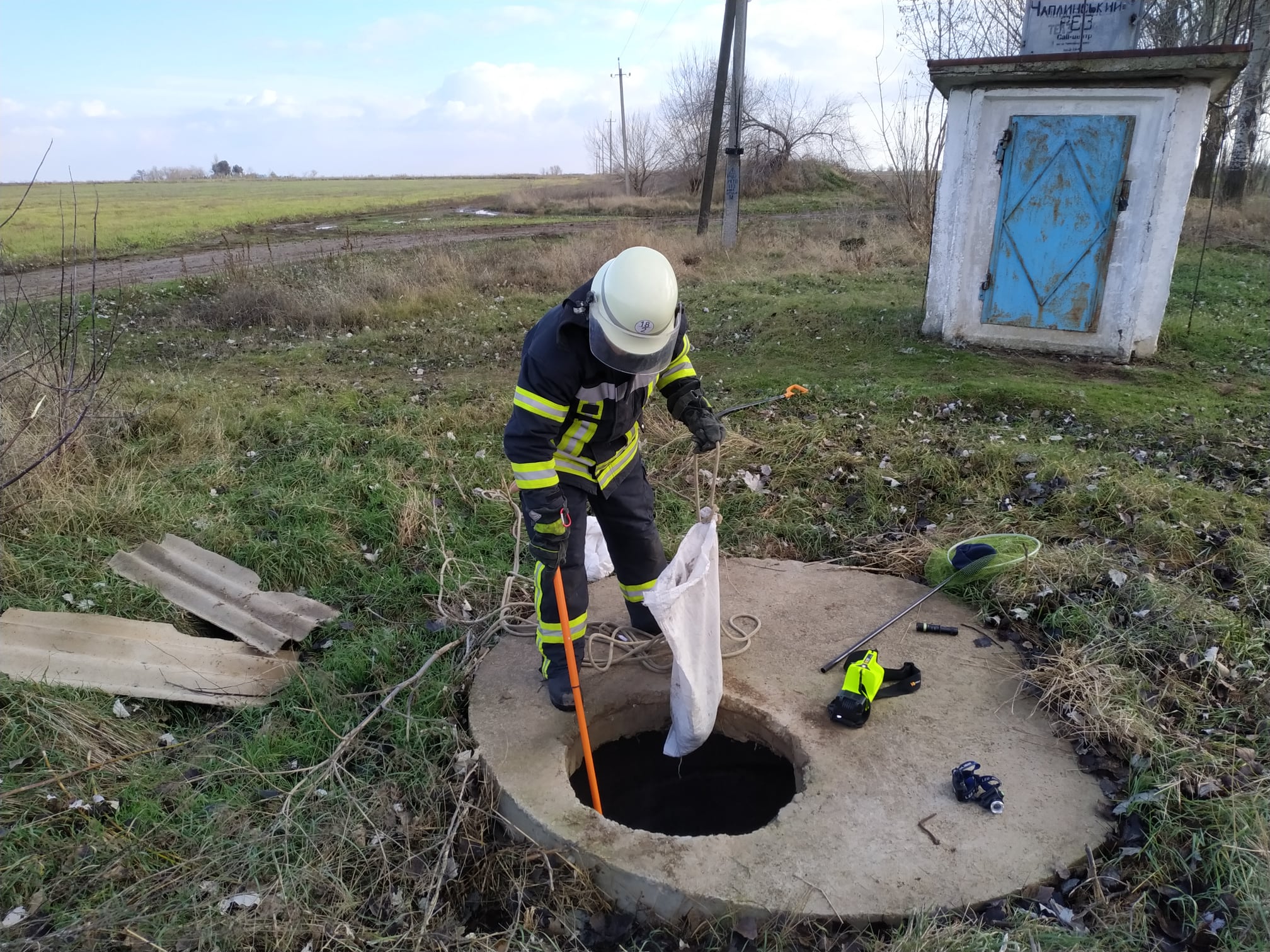 На Херсонщині рятувальники вилучили кубло змій з шахти водонапірної башти