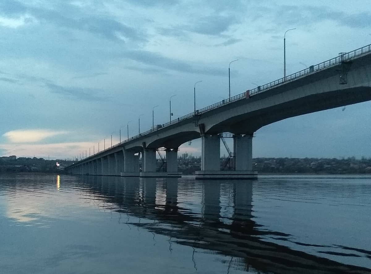 В Олешках поліцейські запобігли самогубству чоловіка, який хотів стрибнути з мосту через Дніпро