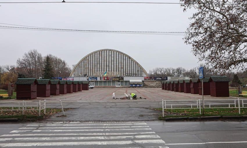 В Херсоне начали устанавливать новогодний городок, - ФОТО