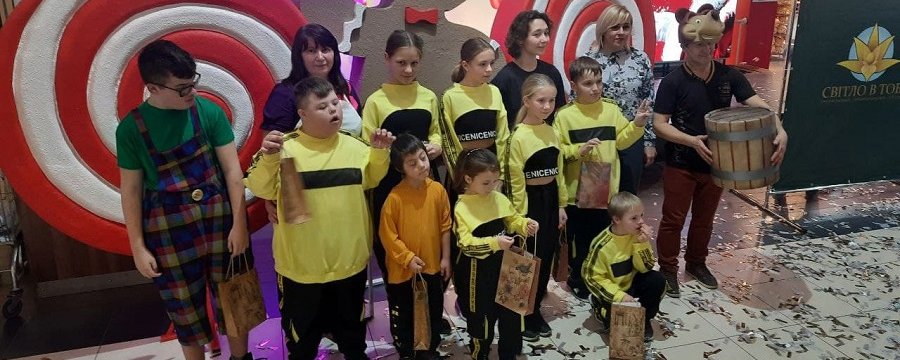 У Херсоні актори інклюзивної театральної студії «Світло в тобі» презентували новорічний концерт