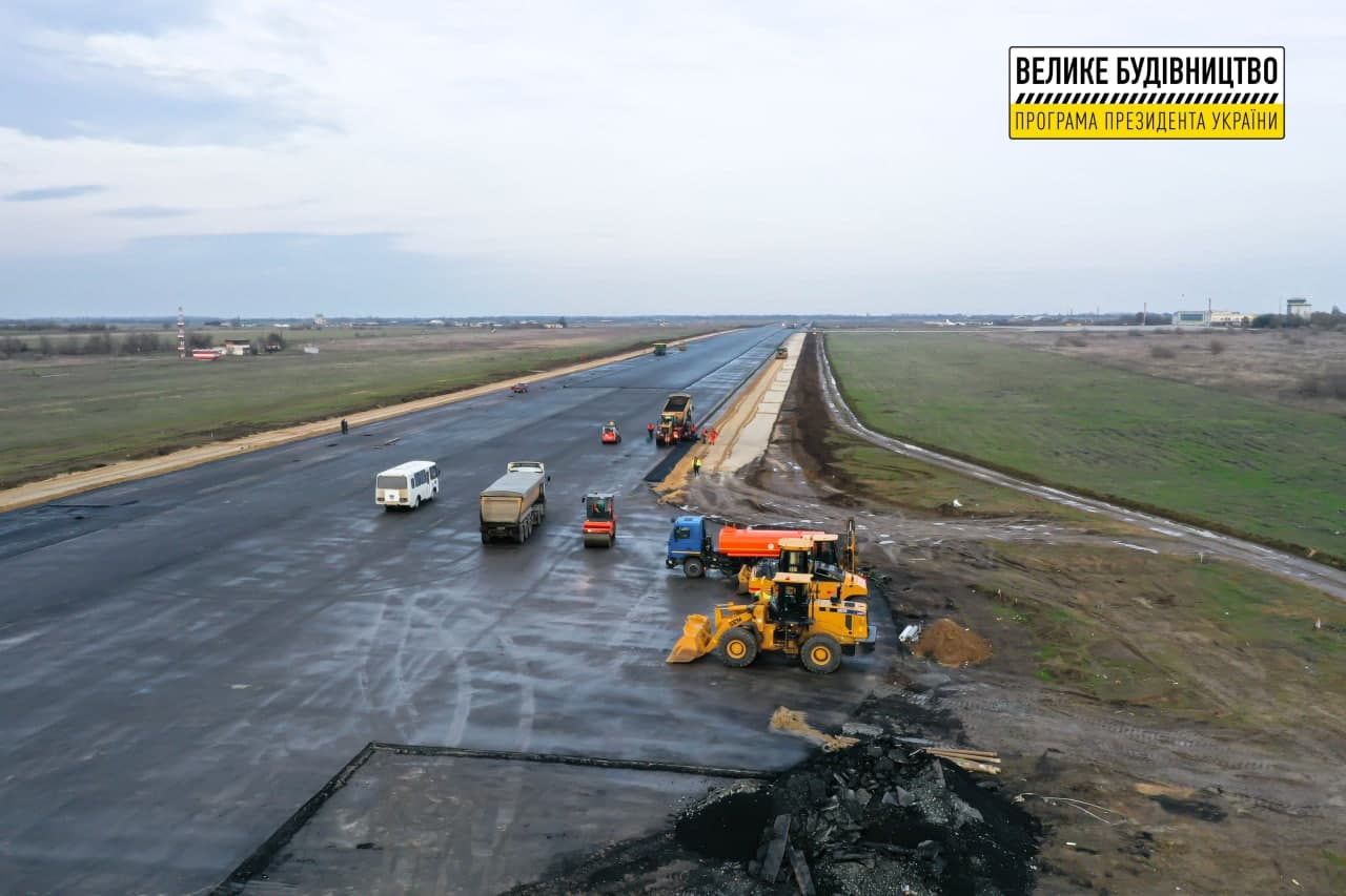 “Велике будівництво”: в аеропорту “Херсон” активно триває реконструкція злітно-посадкової смуги, - ФОТО