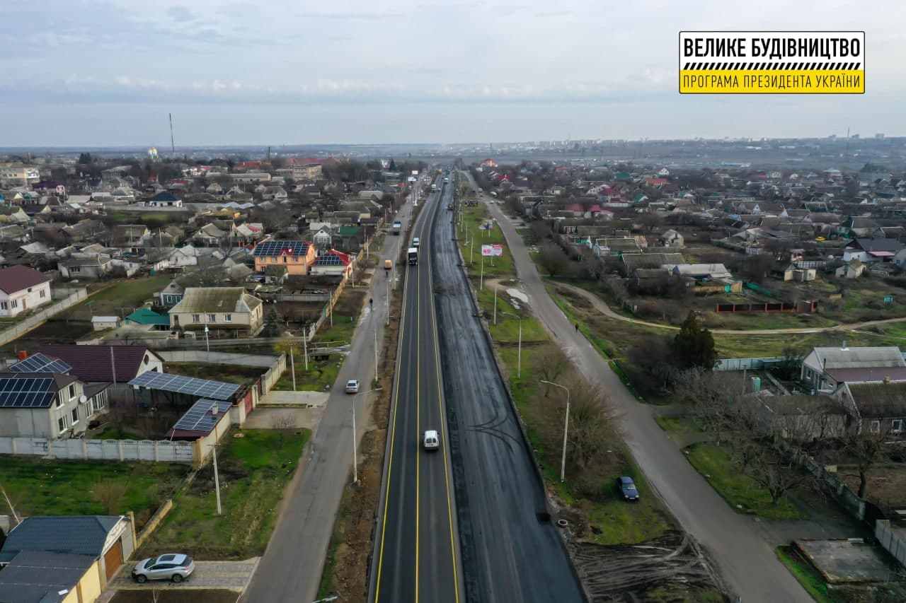 Велике будівництво: триває капремонт автошляху М-14  на під’їзді до Херсона