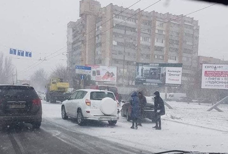 В Херсоне снежная погода спровоцировала 2 десятка ДТП за три часа