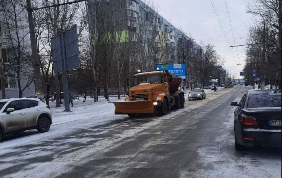 Комунальники вночі прибирали сніг на дорогах Херсона