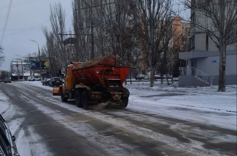 У Херсоні продовжують ліквідовувати наслідки снігопаду, - ВІДЕО