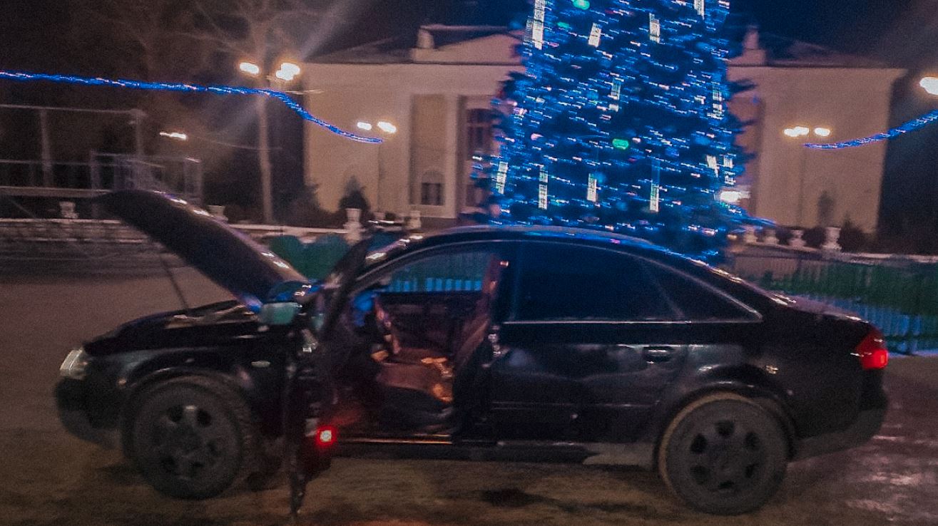 В Новой Каховке двое мужчин пытались сжечь машину и ёлку на центральной площади