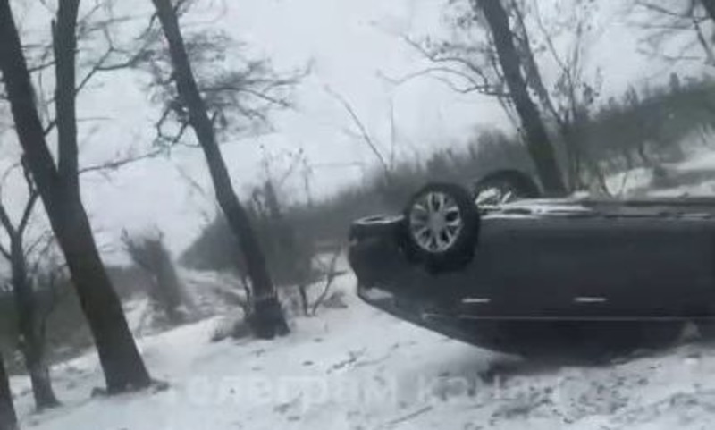 Под Херсоном из-за скользкой дороги авто слетело с дороги в кювет и перевернулось, - ВИДЕО