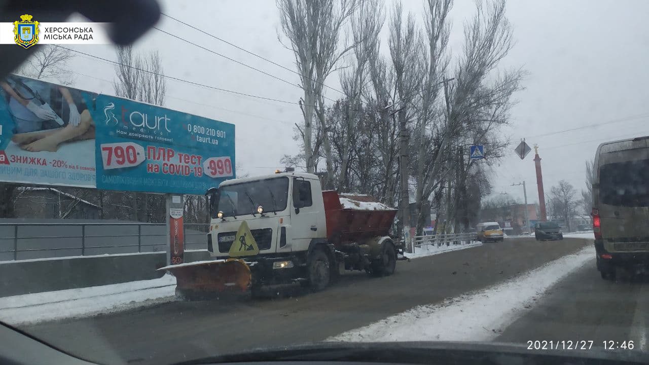 У Херсонській громаді розчищають дороги від снігу