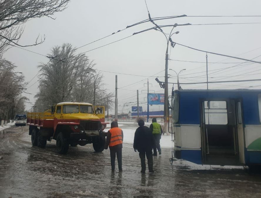 У Херсоні замерзли контактні мережі - рух тролейбусів зупинено