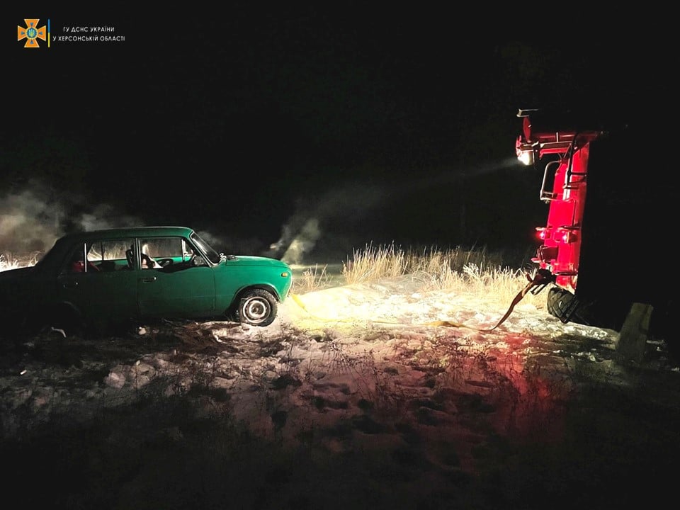 На Херсонщині рятувальники витягли автомобіль з чотирма пасажирами зі снігового замету