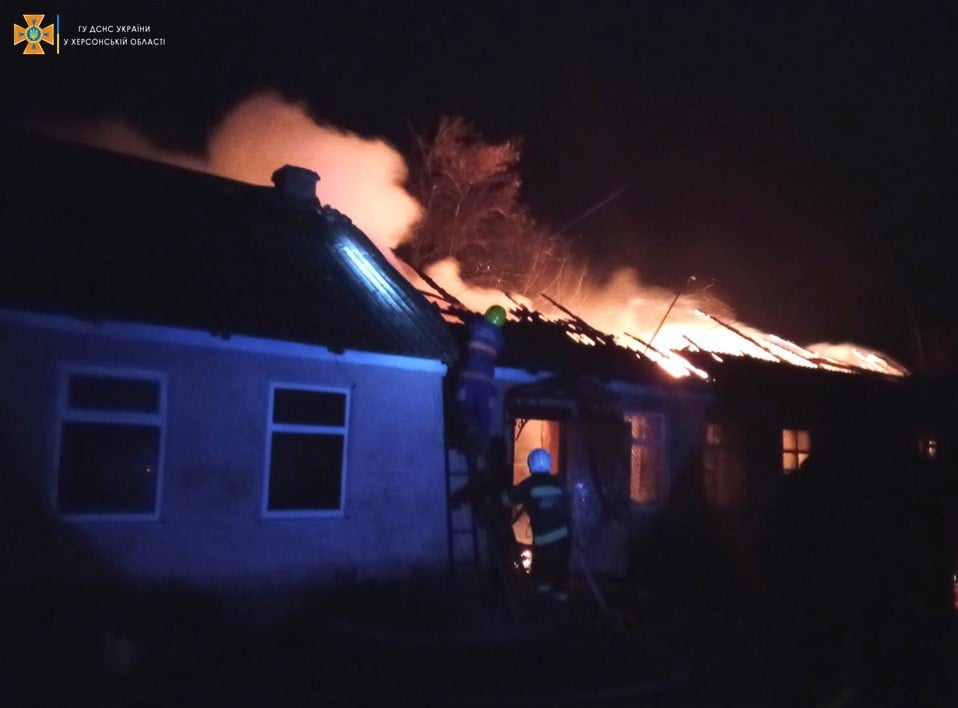 На Херсонщині рятувальники гасили пожежу в приміщенні бібліотеки, фельдшерський пункт вдалось врятувати