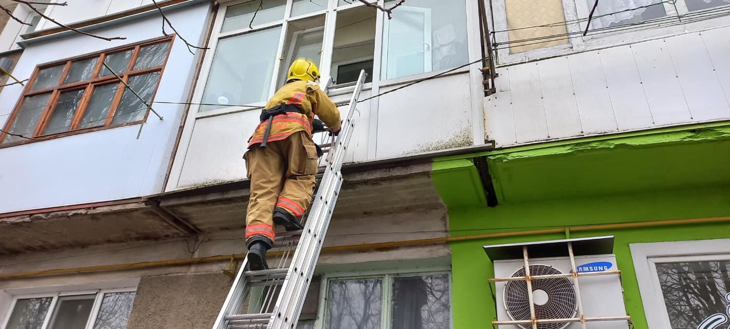 У Скадовську 3-річна дитина закрила матір на балконі