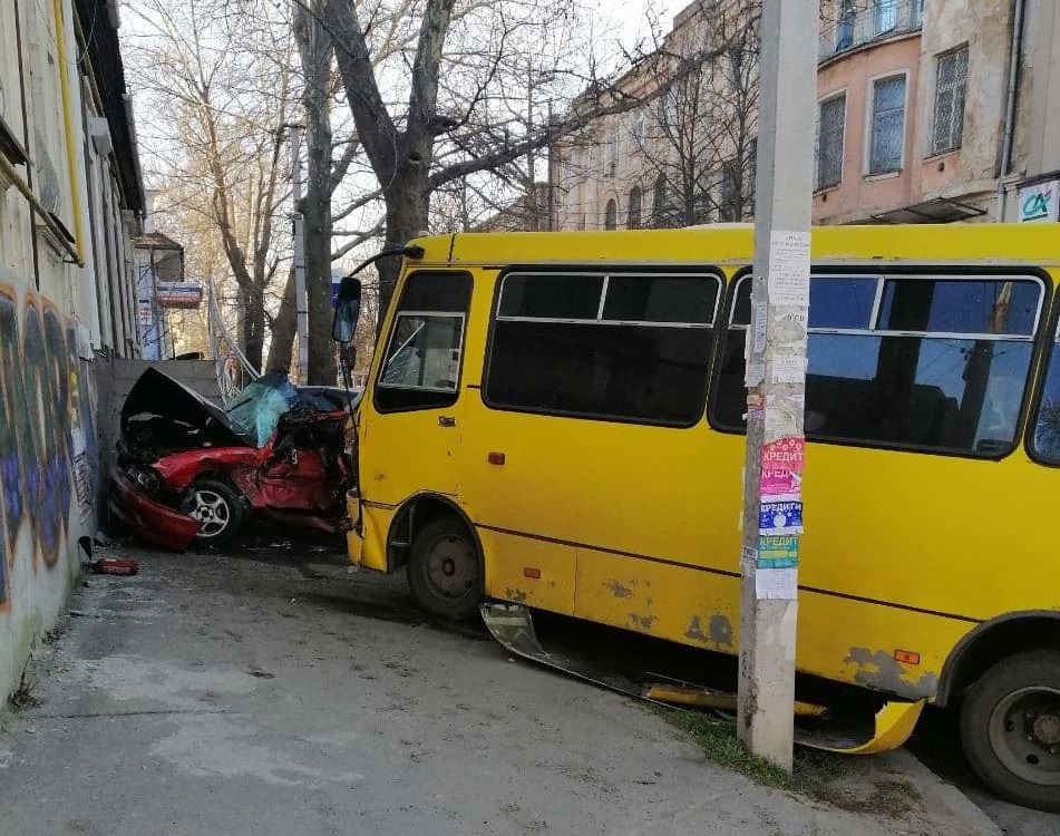 У Херсоні у ДТП за участю пасажирського автобуса постраждало 3 людей