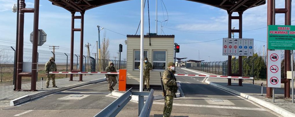 На КПВВ Херсонщини безкоштовно перевозять громадян, які перетинають адмінмежу з ТОТ АР Крим