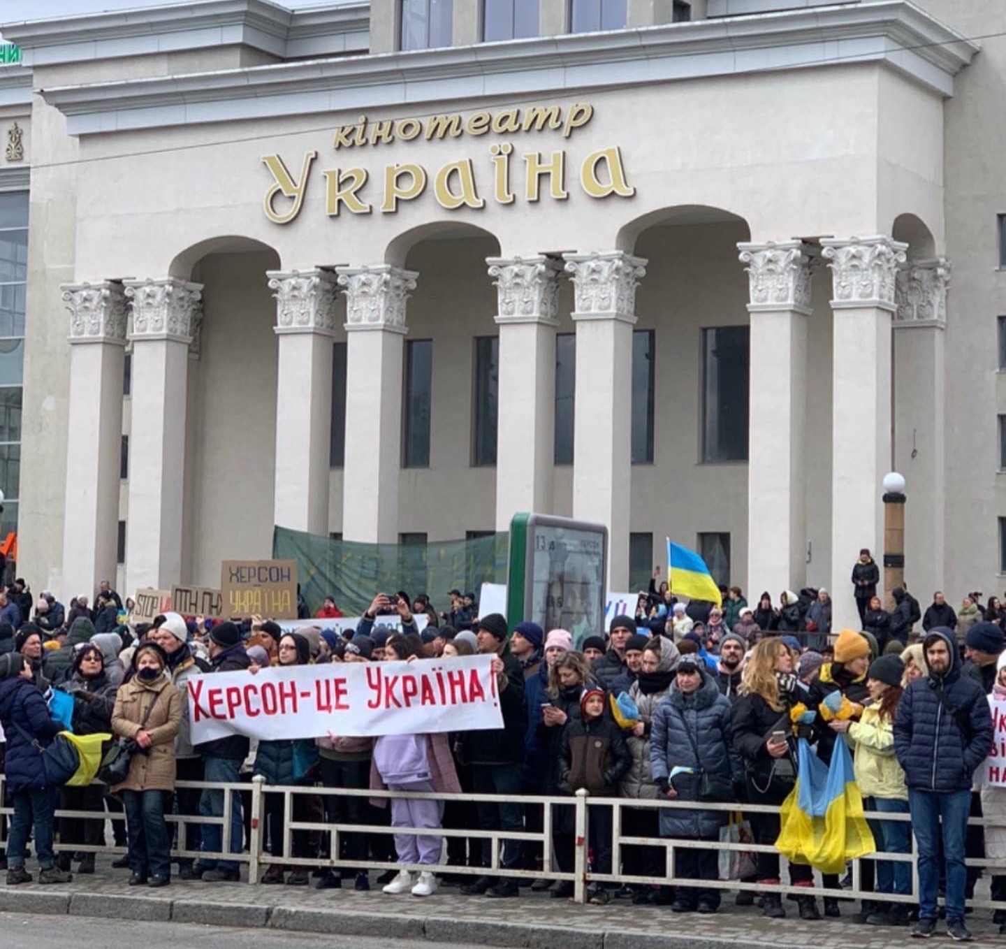 Мешканці Херсона рішуче проігнорували «гуманітарну допомогу» окупантів та вийшли на мітинг