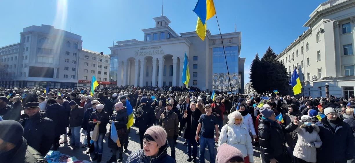 Херсонці влаштували масовий протест проти російських окупантів