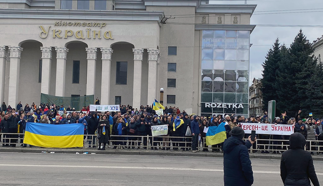 Влада закликає херсонців не приводити на мітинги дітей