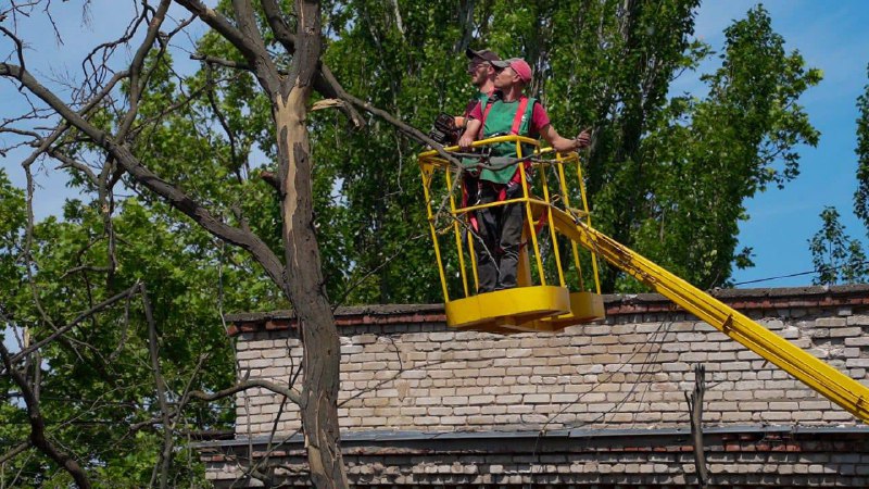 Комунальні служби Херсона ліквідовують ушкодження