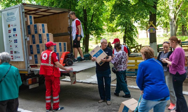 Продуктові пакунки від Червоного Хреста