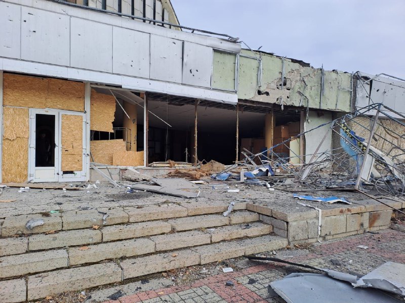 У Херсоні через ранковий обстріл постраждала будівля кіноконцертної зали «Ювілейний»