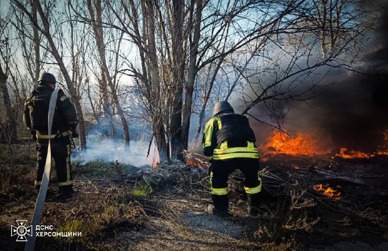 Рятувальники ліквідували пожежу в Херсоні після ворожого обстрілу