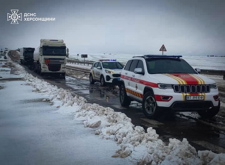 Через негоду на Херсонщині вісім населених пунктів без електропостачання, а на дорогах ожеледь і снігові перемети